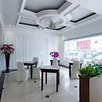 Urbanview Hotel Crystal Nagoya Batam By Reddoorz